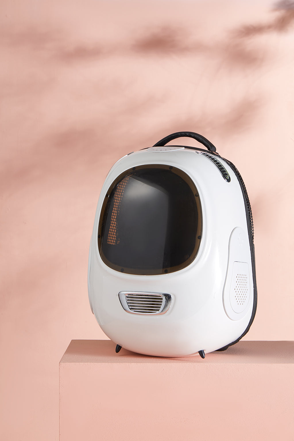 Pet bag with UV-proof case and internal